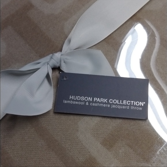 *Hudson Park Collection Lambswool/Cashmere Interlocking Jacquard Throw - Picture 2 of 4